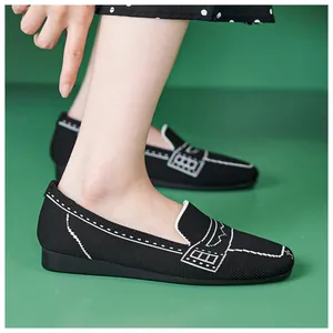 Seitenansicht bequemer schwarzer Strick-Loafer mit weißen Kontrastnähten für Damen