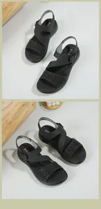 Detailopname van zwarte platformsandalen met strass steentjes en klittenband