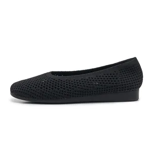 Vista laterale della tomaia in maglia nera traspirante per scarpe con zeppa da donna