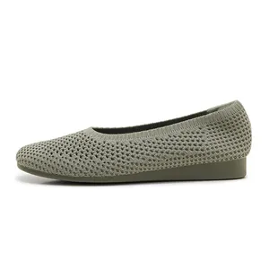 Dettaglio laterale di scarpe con zeppa verde oliva traspiranti in tessuto a maglia