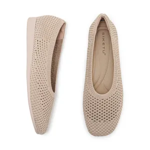 Vista dettagliata superiore e laterale di scarpe piatte in maglia traspirante beige