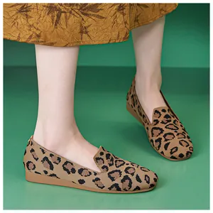Leopardenmuster Strick-Ballerinas am Fuß getragen mit flexibler brauner Gummisohle