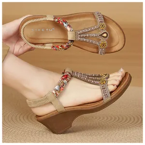 Détails des sandales compensées bohèmes avec strass, perles et sangle élastique