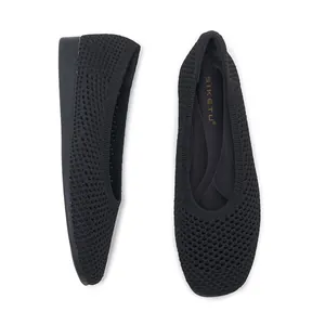 Dettaglio scarpe con zeppa nere traspiranti con trama in maglia e suola confortevole