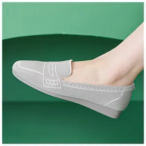 Detailansicht hellgrauer Strick-Loafer mit atmungsaktivem Stoff und weicher Sohle
