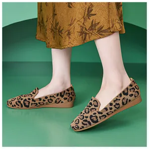 Detailansicht der Leopard-Flachschuhe mit weichem Strickgewebe und flexibler Sohle