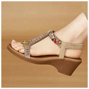 Détails des sandales compensées bohèmes avec strass et brides à motifs ethniques