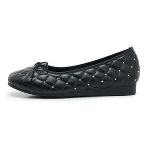 Detailaufnahme schwarzer Stepp-Ballerinas mit Goldnieten und Schleifen-Design