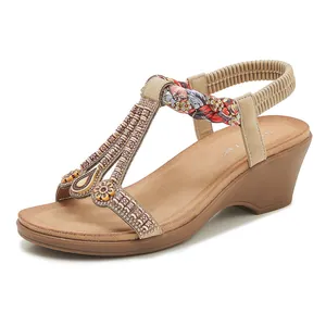 Détails de sandales compensées bohèmes avec perles colorées, strass et accents floraux