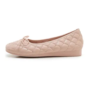 Detailsicht beige gesteppte Ballerinas mit Metallnieten und eleganter Schleife