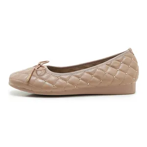 Detailansicht beige gesteppte Ballerinas aus Leder mit Goldnieten und Schleifendetail