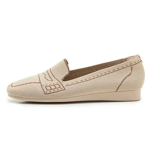 Detailansicht beige Strick-Loafer mit braunen Ziernähten für Damen in komfortabler Passform