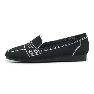 Detailansicht schwarzer Strickschuh mit weißen Kontrastnähten und weicher Textur für Damen