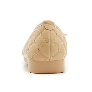Detailansicht beige gesteppte Slipper mit goldenen Nieten und flachem Absatz