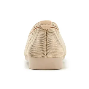 Detailansicht der beigen Stricktextur und der verstärkten Wildlederferse am Slipper