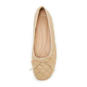 Detailansicht der aprikosenfarbenen Ballerinas mit Steppnähten und goldenen Nieten