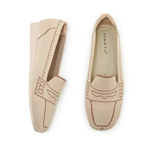 Detailansicht des atmungsaktiven Strickmaterials der beigefarbenen flachen Slipper-Schuhe