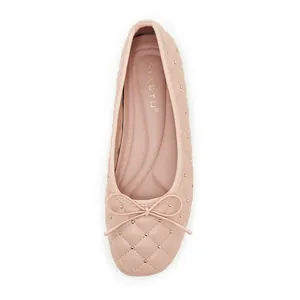 Detailansicht der gesteppten beigen Ballerinas mit Goldnieten und komfortabler Innensohle