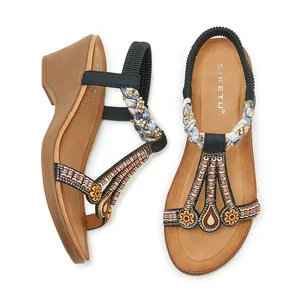 Détail de sandales compensées bohèmes avec perles colorées et ornements floraux