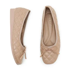 Detail von gesteppten khakifarbenen Ballerinas mit Nieten und eleganter Schleife