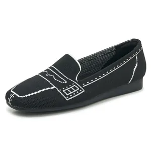 Leichte schwarze Strick-Loafer für Damen mit weißen Kontrastnähten und weichen Flachsohlen