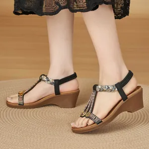 Sandales compensées bohèmes avec broderie ethnique colorée et sangle élastique