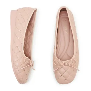 Elegante nudefarbene gesteppte Ballerinas mit Goldnieten und zierlicher Schleife