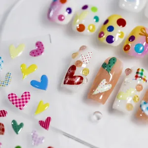 5D-Nagelaufkleber mit bunten Herzmustern und Karos auf glänzenden Kunstnägeln