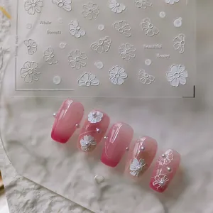 Adesivi per unghie 3D con fiori bianchi a rilievo e unghie finte sfumate rosa