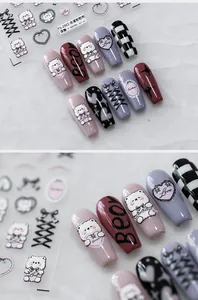 Makro-Detail von 3D-Präge-Nagelaufklebern mit romantischen Bären und Herzen