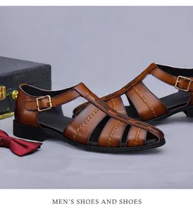 Detailweergave van bruine leren herensandalen met weefstructuur en gesp