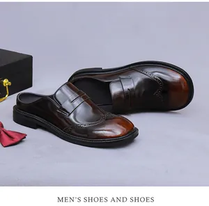 Dettaglio di sabot in pelle marrone con motivi brogue e finitura sfumata raffinata