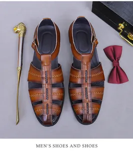 Detail van vintage bruine lederen sandalen met geweven stiksels en metalen gespband