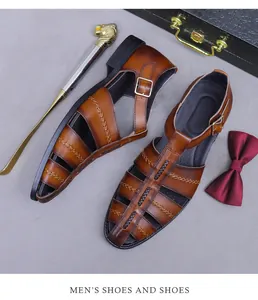 Detail van vintage bruine leren sandalen met stiksel en een gouden gesp