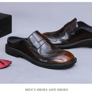 Dettaglio di sabot in pelle marrone sfumata con intaglio brogue su sfondo grigio