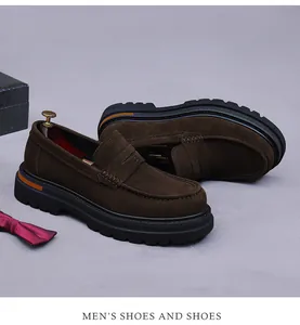 Gros plan détaillé de mocassins homme en daim marron avec détails de semelle orange et couture