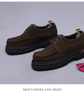 Vista dettagliata di scarpe Derby in pelle scamosciata marrone scuro con suole spesse in gomma