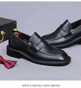 Nahaufnahme hochwertiger schwarzer Leder-Loafers mit Metallschnalle und Deko-Elementen