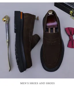 Vue détaillée de mocassins Penny en daim marron foncé avec semelles épaisses et embauchoirs