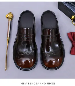 Dettaglio di sabot in pelle marrone scuro con decorazioni brogue e finitura lucida