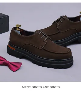 Dettaglio di scarpe derby in camoscio testa di moro con cuciture mocassino e suole spesse