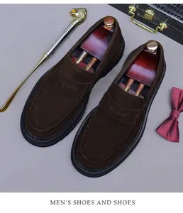 Vue détaillée de mocassins en daim marron foncé avec semelles épaisses et embauchoirs