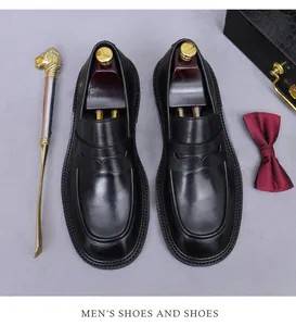 Details von schwarzen Premium-Leder-Loafers mit rutschfester Sohle und Zubehör