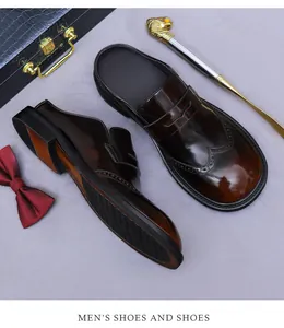 Dettagli di sabot in pelle marrone scuro con finitura lucida e intagli stile brogue