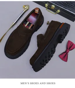 Détails de mocassins en daim marron foncé avec semelles épaisses et coutures soignées