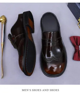 Dettaglio macro di mocassini mule in pelle lucida con decorazioni brogue e calzante a leone
