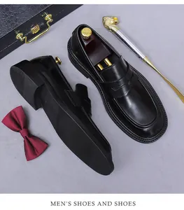 Detailansicht der schwarzen Leder-Loafer für Herren mit rutschfester Gummisohle von oben