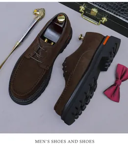 Dettaglio macro di scarpe derby in pelle scamosciata marrone con suole spesse e tocchi arancio