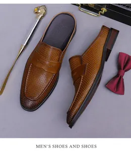 Detail von braunen perforierten Leder-Mules für Herren mit Metall-Schuhanzieher