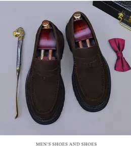 Détails de mocassins en daim marron foncé avec semelles épaisses et accessoires pour hommes